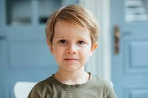 Foto real del niño antes de crear el cuento